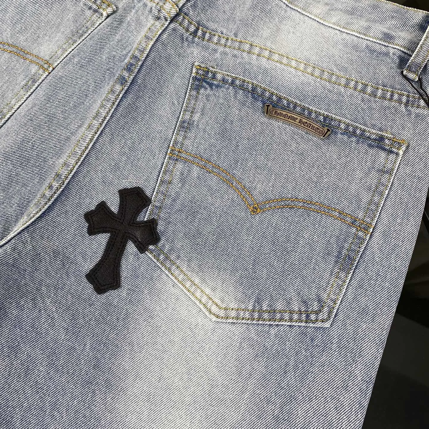 🅿️240 The correct version of Chroe Hets CH black leather jeans, priced at 4W level, patchwork cross pattern embellishment, high-waisted washed jeans! ! Absolutely high-end luxury products, 1.9W level god-level single products, super popular products, built with top heavy industry, a magic weapon that cannot be missed [About Zangyin] This is an extremely luxurious fashion brand that can also be called the aristocrats of the high street. It has always been an exclusive brand for some hipsters or rich second generations. Compared with ordinary high streets, it is more luxurious and noble. Compared with luxury brands, it has a more fashionable personality and has always been a brand that I have a special liking for. A6632 [Top heavy industry fashionable design] Consistently high-street luxury style creation. Speaking of this style, the Zangyin family and GU family are definitely the leading representative brands. Especially the Zangyin family has really achieved a state-of-the-art effect in creating high-street style. The color system of this model is made of unique washed materials. It is already quite eye-catching. It is decorated with pink patchwork cross flowers, which cleverly highlights the charm of the brand. Secondly, this model uses classic The classic high-waist cutting design highlights the long legs and the fashionable temperament of the upper body. The brand is highly recognizable and the slim fit configuration is more suitable for daily wear. This product is a product that interprets personality, fashion, and specifications at a glance. This single product is enough to make any fan excited. It can be a white T-shirt for youthful preppy style, or a tight sling for royal lady style. It has strong matching ability and can be easily controlled by men.  [Material and craftsmanship] Needless to say, this point goes without saying. As an excellent craftsman brand, Zangyin has really perfect requirements for details and craftsmanship. The washed color of this model has gone through so many processes, not to mention the embellishment of the denim appliqués. It is also purely handmade and sewn. Just like what they believe in, only handmade things have soul and have the meaning of wear. A top-notch heavy-duty fashionable denim item, I look forward to your perfect interpretation! ! 28-34 corresponds to S-XL